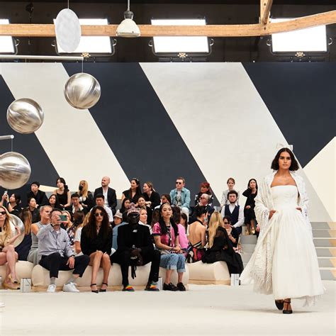 invitation défilé chanel|Chanel : ce qu’il faut retenir du défilé haute couture printemps.